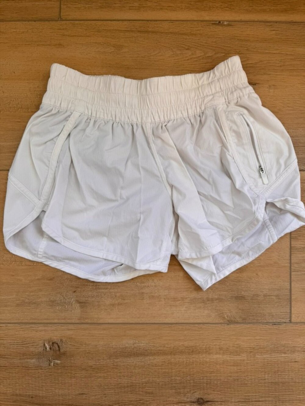 Lululemon white Hotty Hot shorts - Size 4